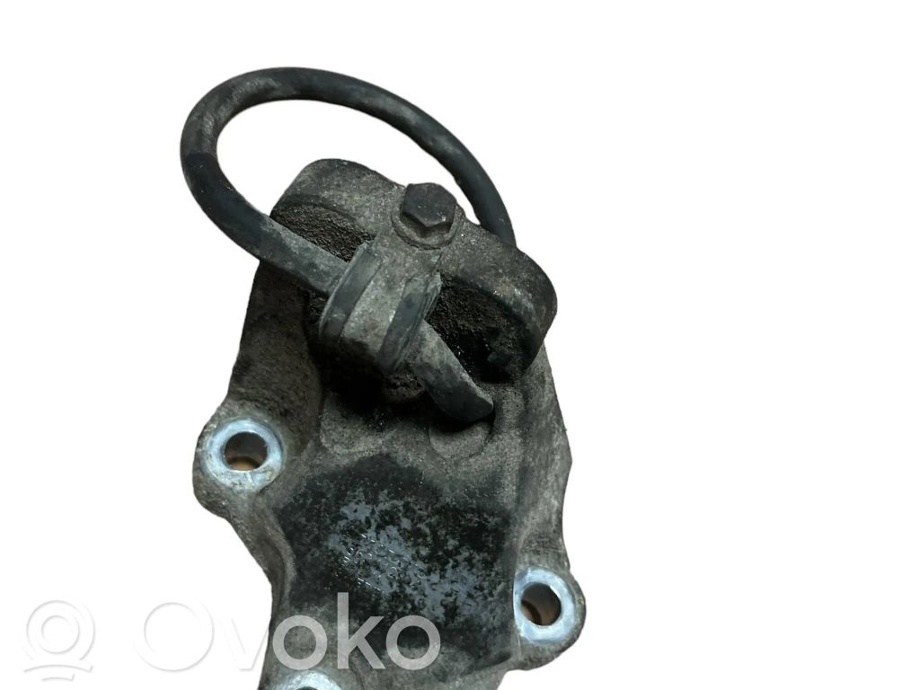 Volvo XC90 Engine mounting bracket 