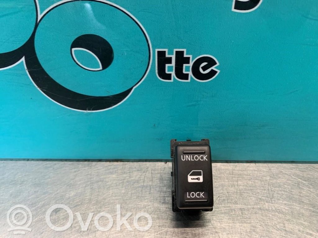 Nissan Note (E11) Botón interruptor de bloqueo de puertas 