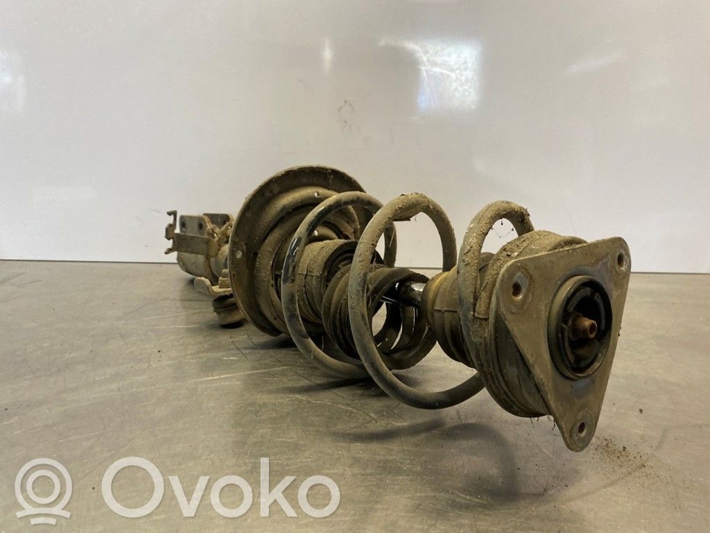 Renault Clio IV Etuiskunvaimennin kierrejousella 