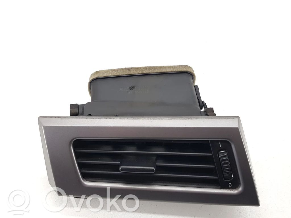 BMW 5 E60 E61 Lango oro grotelės 