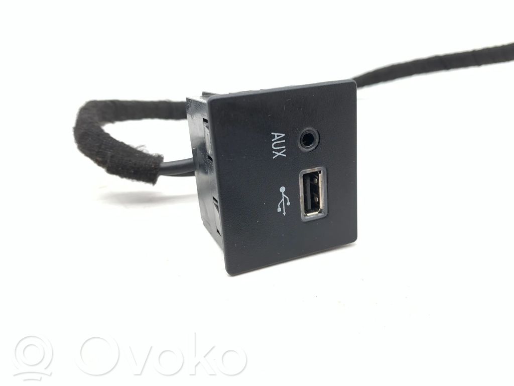 Maserati Ghibli Enchufe conector entrada auxiliar 