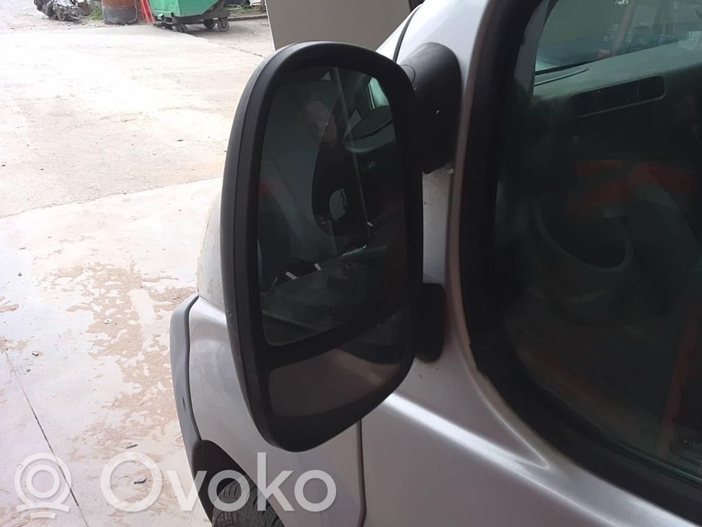 Opel Vivaro Manualne lusterko boczne drzwi przednich 