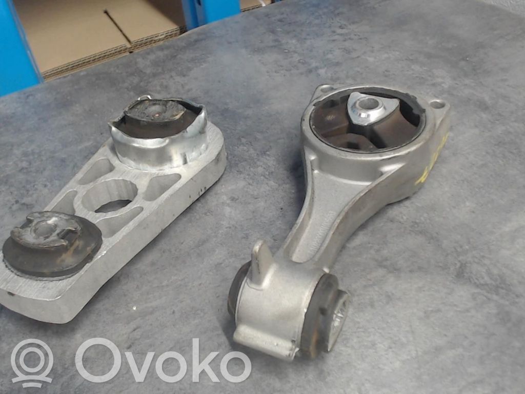 Engine mount bracket   8200403904