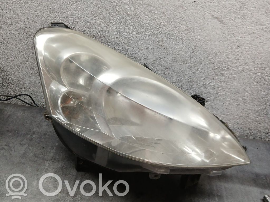 Peugeot Partner Lampa przednia 