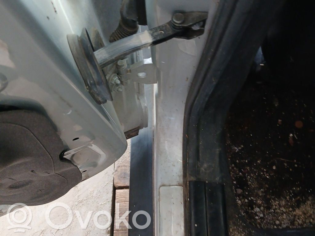 BMW X3 E83 Takaoven pidätin 