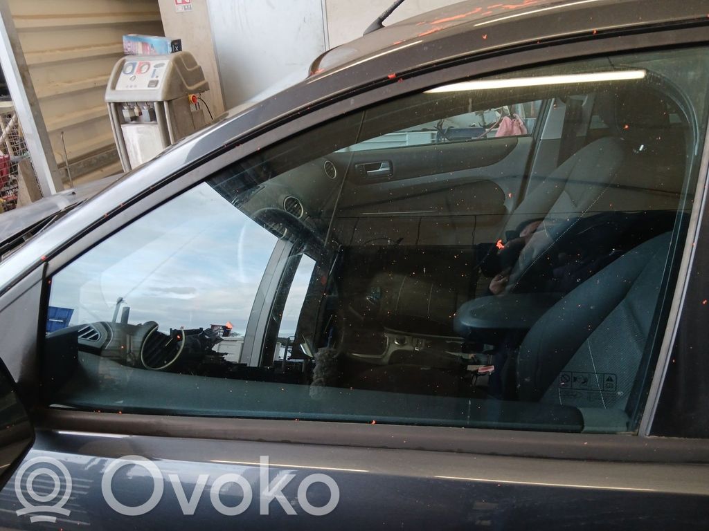 Ford Focus priekšējo durvju stikls (četrdurvju mašīnai) 