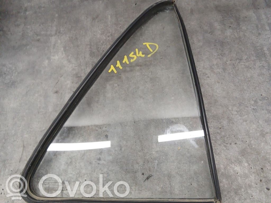 Ventanilla de ventilación de la puerta trasera   7704003748