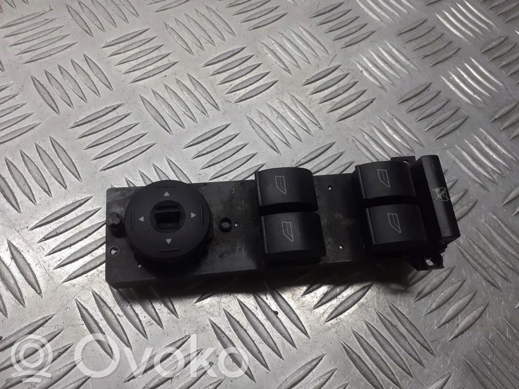Ford Focus Front door window switch trim 