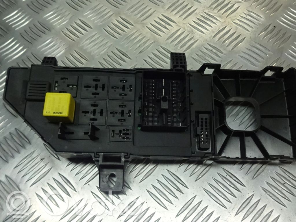 Opel Vectra C Tapa de caja de fusibles 