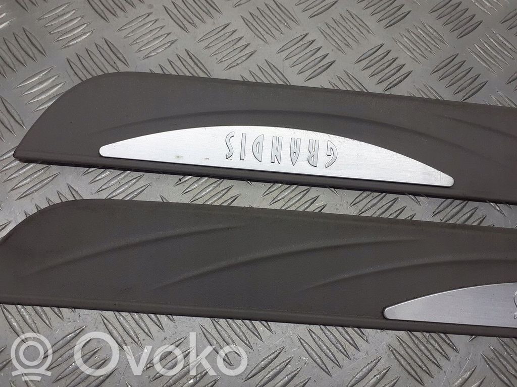 Mitsubishi Grandis Garniture de marche-pieds 