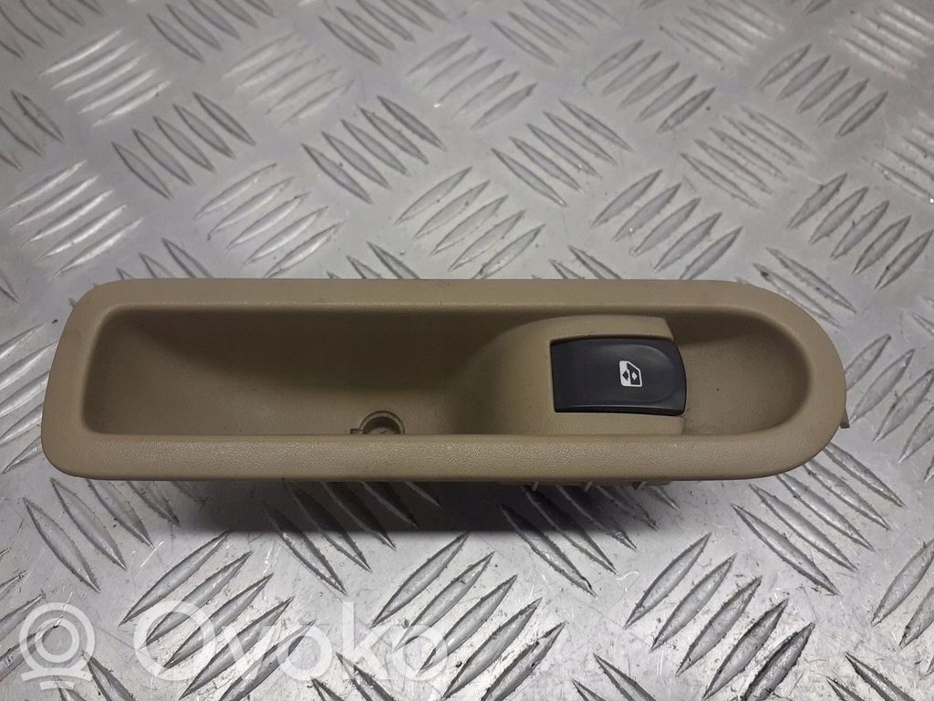 Quarter vent window switch   8200315537