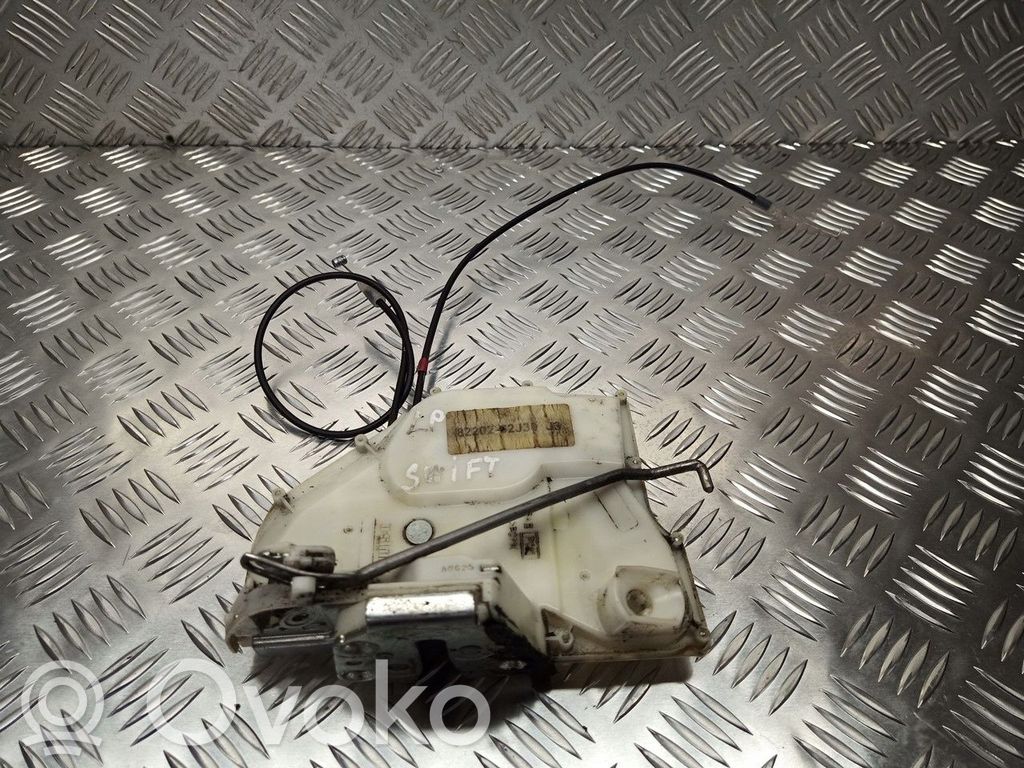 Suzuki Swift I Front door lock 