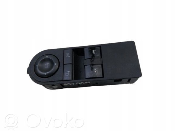 Opel Astra H Front door window switch trim 