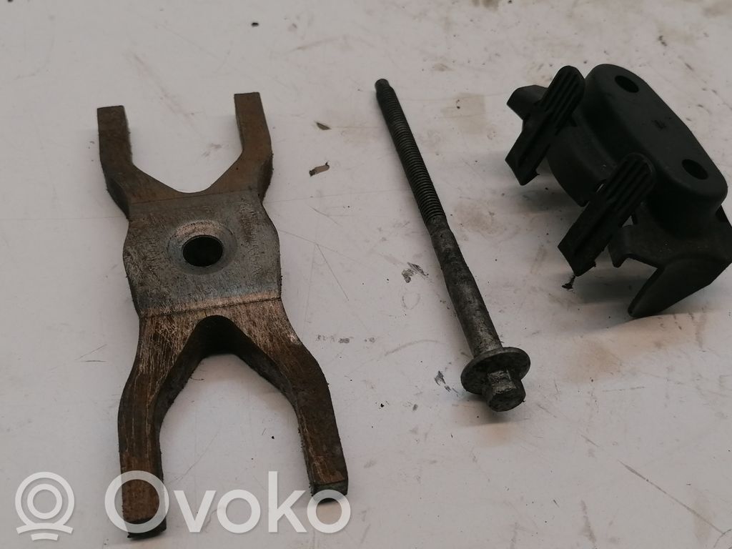 Abrazadera del inyector de combustible   6C1Q9L535AC,6C1Q9L513AA