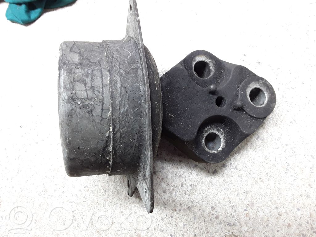 Engine mount bracket   V05729