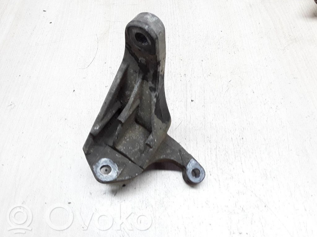 Ford Focus Engine mounting bracket 