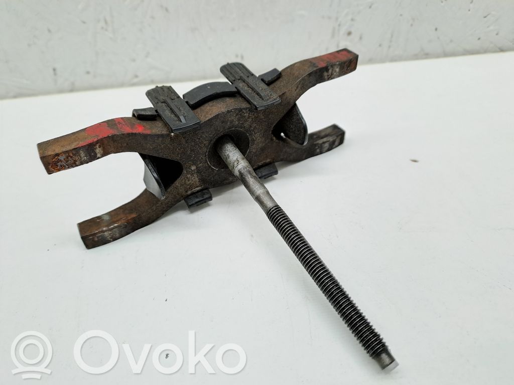 Abrazadera del inyector de combustible   6C1Q9L513AA