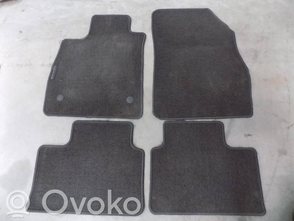 Front floor carpet liner