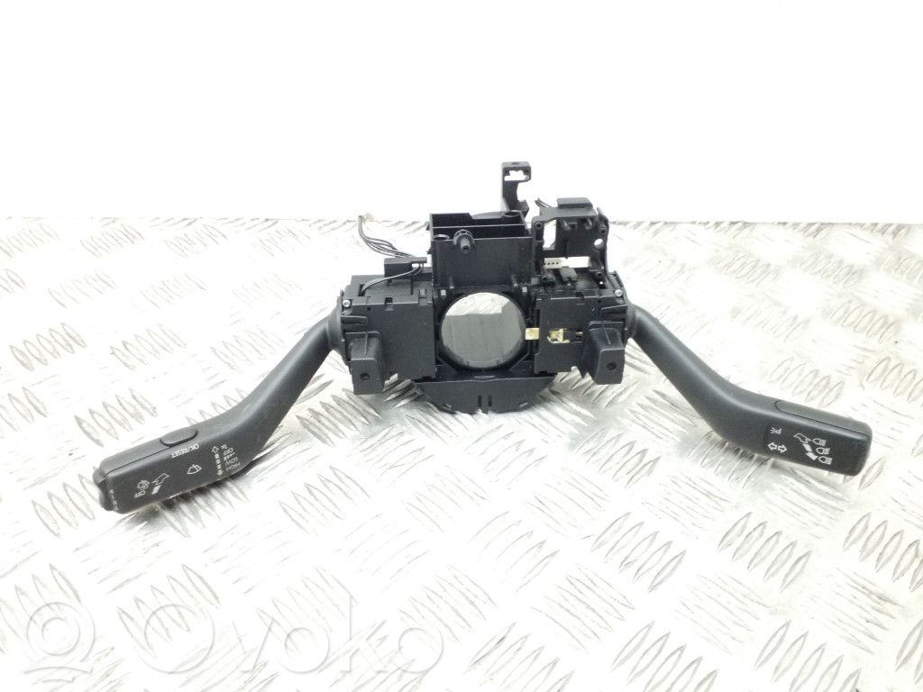 Volkswagen PASSAT B7 Interruptor/palanca de limpiador de luz de giro 
