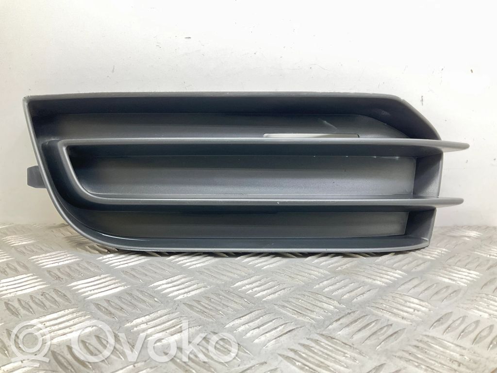 Audi A1 Grotelės apatinės (trijų dalių) 