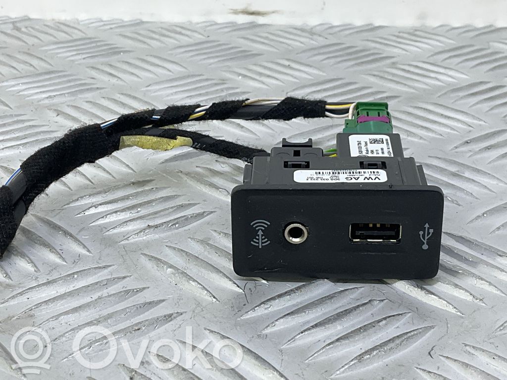 Volkswagen PASSAT B8 Enchufe conector entrada auxiliar 