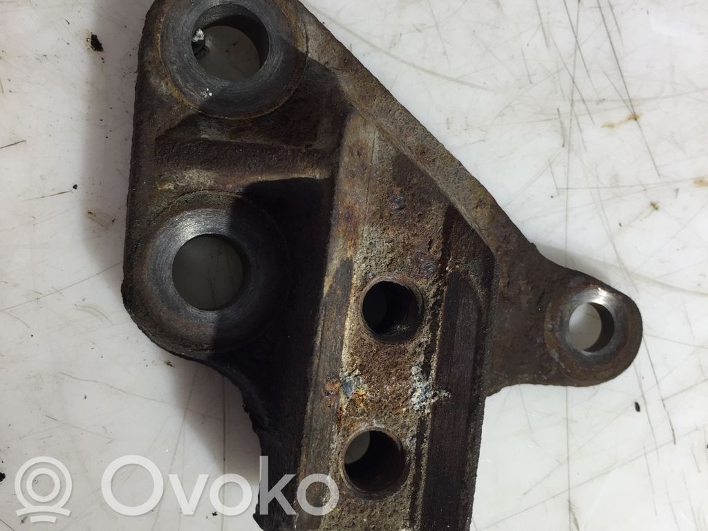 Volvo V70 Engine mounting bracket 