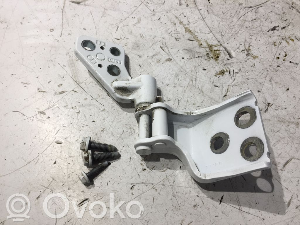 Loading door lower hinge   G18D19919