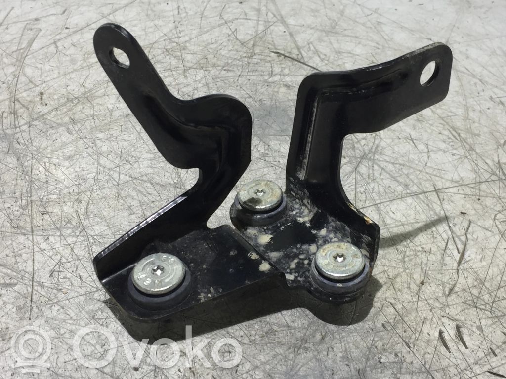 Ford Courier Uchwyt / Mocowanie pompy ABS 