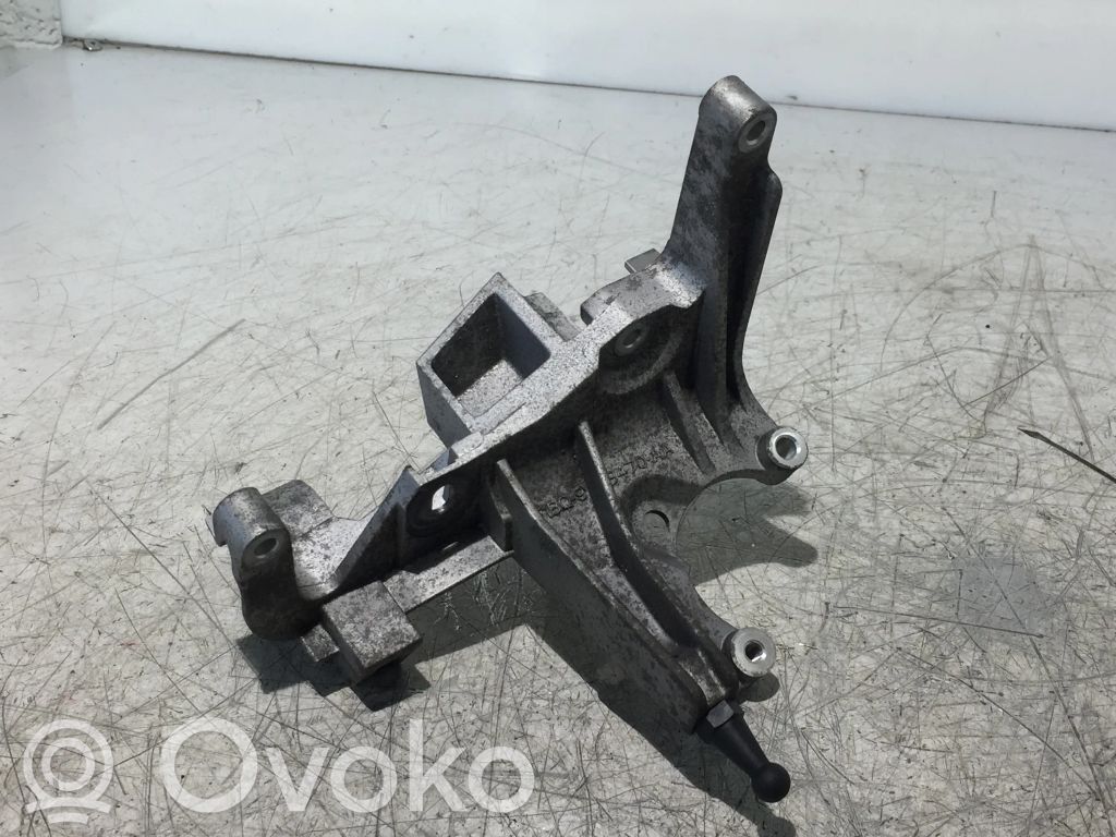 Engine mounting bracket   F1BQ9B470AA