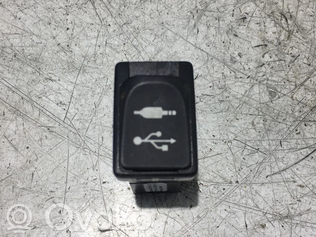 Toyota Auris E180 USB socket connector 