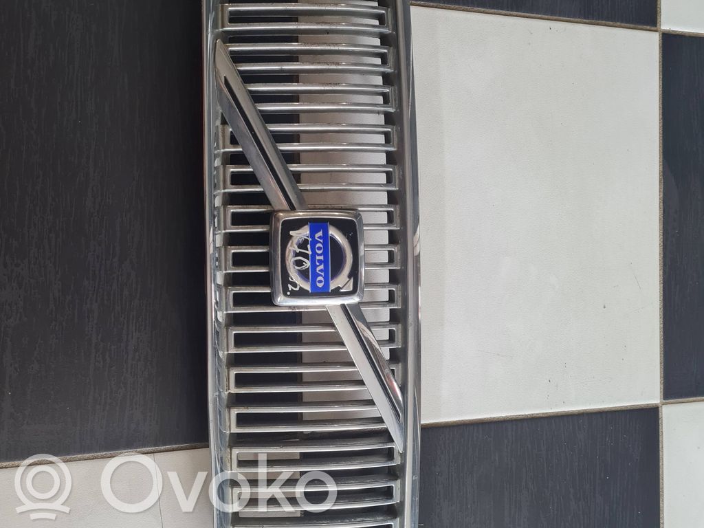 Volvo V70 Front bumper upper radiator grill 