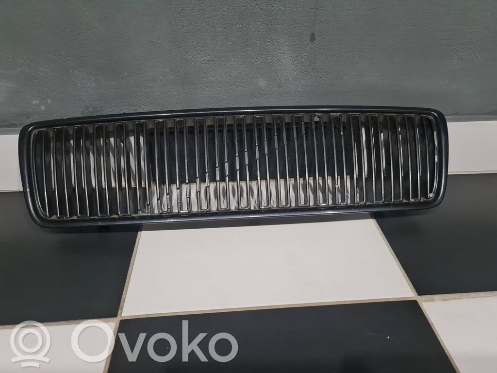 Volvo S80 Grotelės viršutinės 