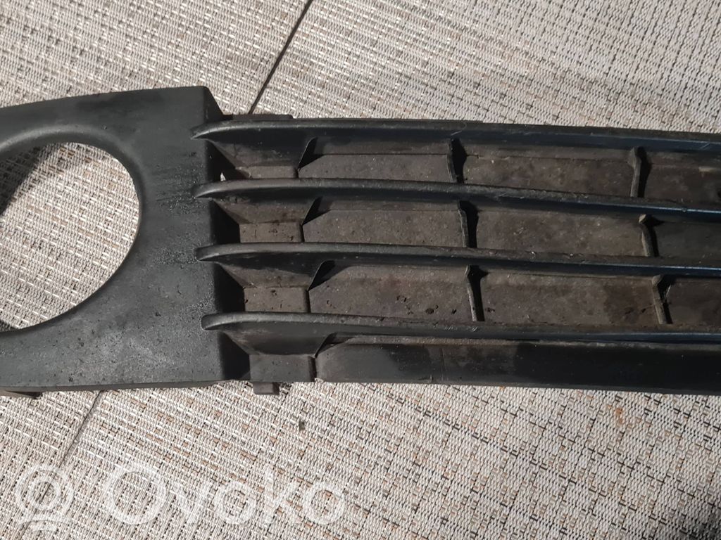 Etusumuvalon ritilä   4B0807682AA