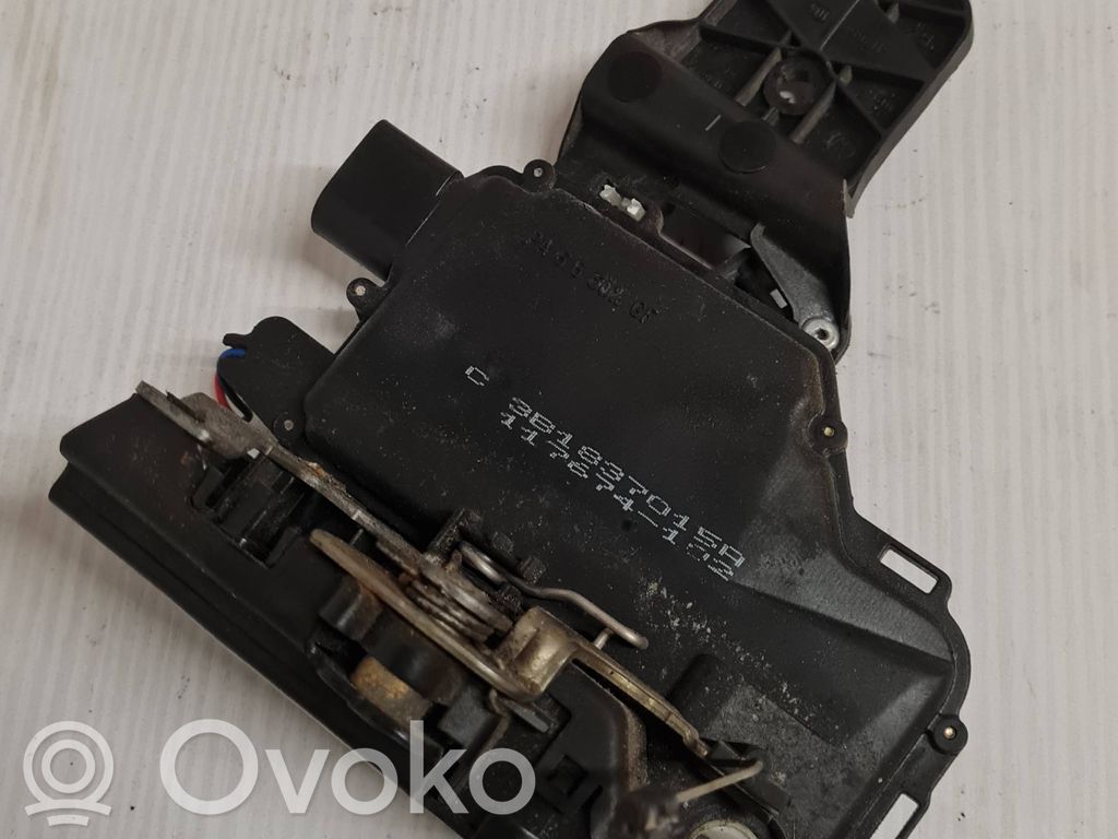 Volkswagen PASSAT B5.5 Front door lock 