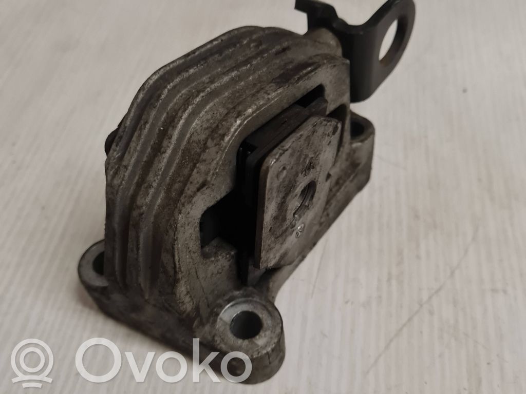 Volvo V70 Engine mount bracket 