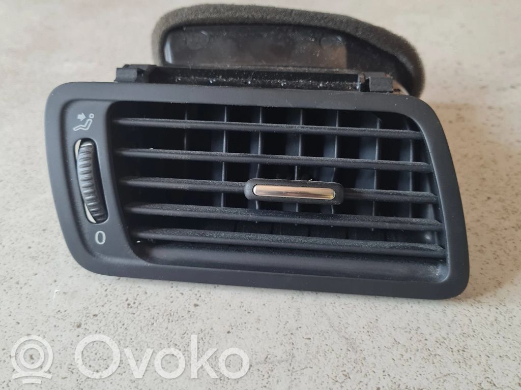 Volkswagen PASSAT CC Boczna kratka nawiewu deski rozdzielczej 