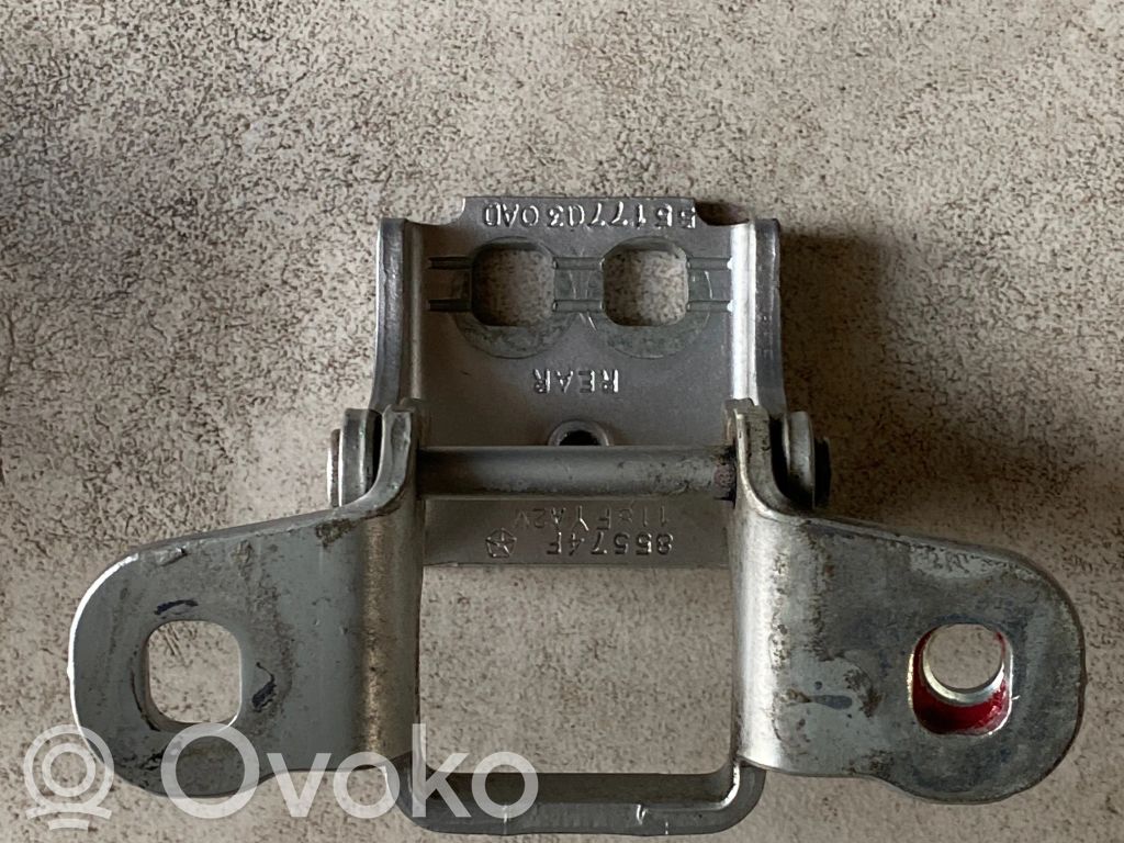 Jeep Cherokee KJ Bisagra inferior de la puerta trasera 