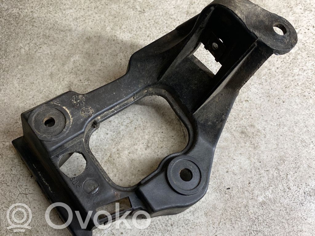 Audi A6 S6 C5 4B Fender mounting bracket 