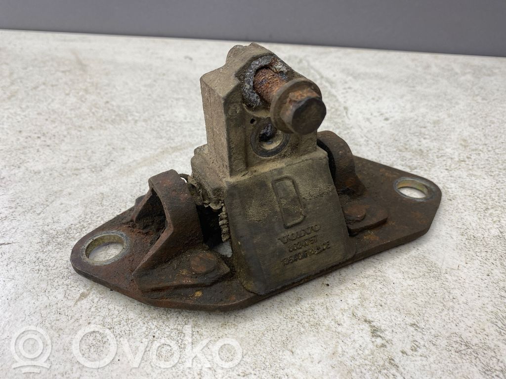 Volvo S60 Engine mount bracket 