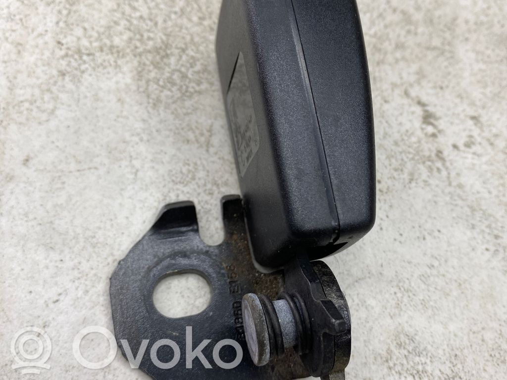 Opel Corsa D Klamra środkowego pasa bezpieczeństwa fotela tylnego 