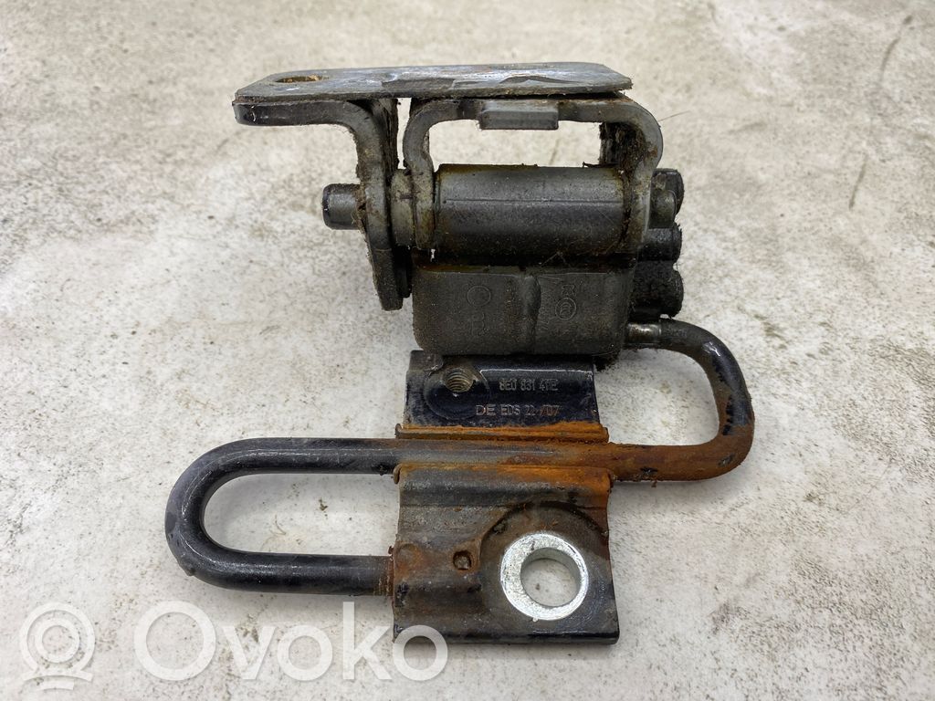 Audi A4 S4 B7 8E 8H Front door lower hinge 