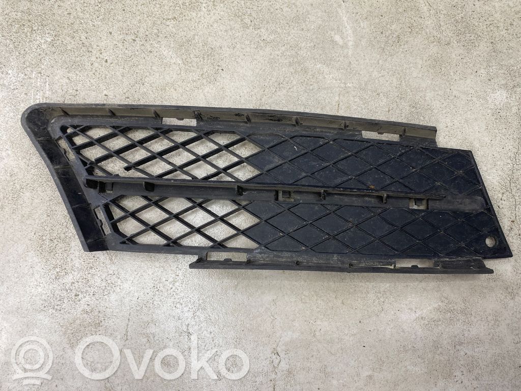 BMW 3 E90 E91 Grotelės apatinės (trijų dalių) 