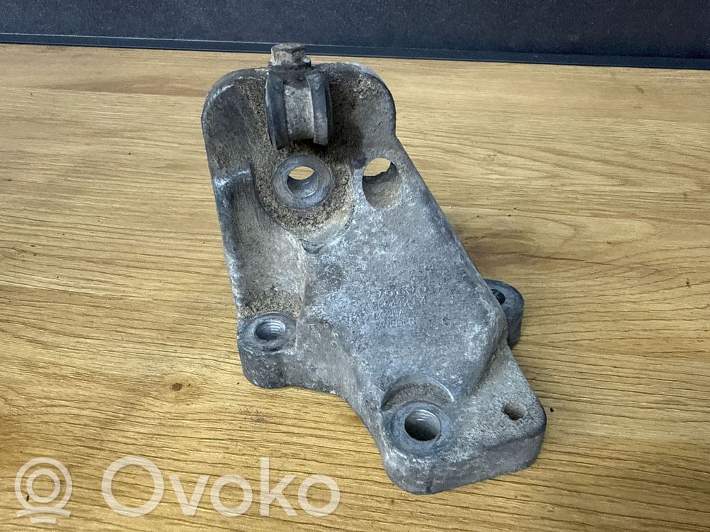 Volvo XC70 Engine mounting bracket 