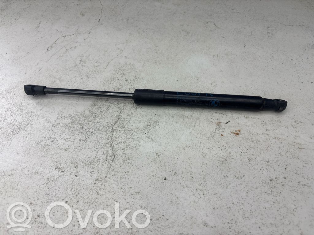 BMW 5 E60 E61 Konepellin kaasujousi 