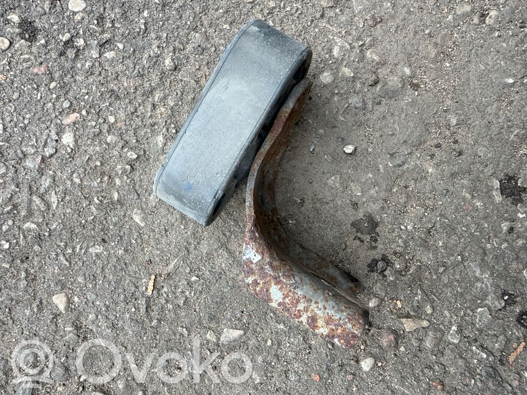 BMW 5 E60 E61 Izpūtēja turētājs 