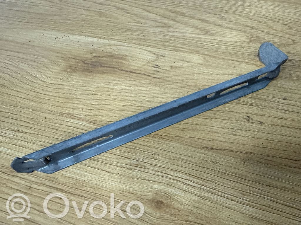 Volvo XC90 Headlight/headlamp mounting bracket 