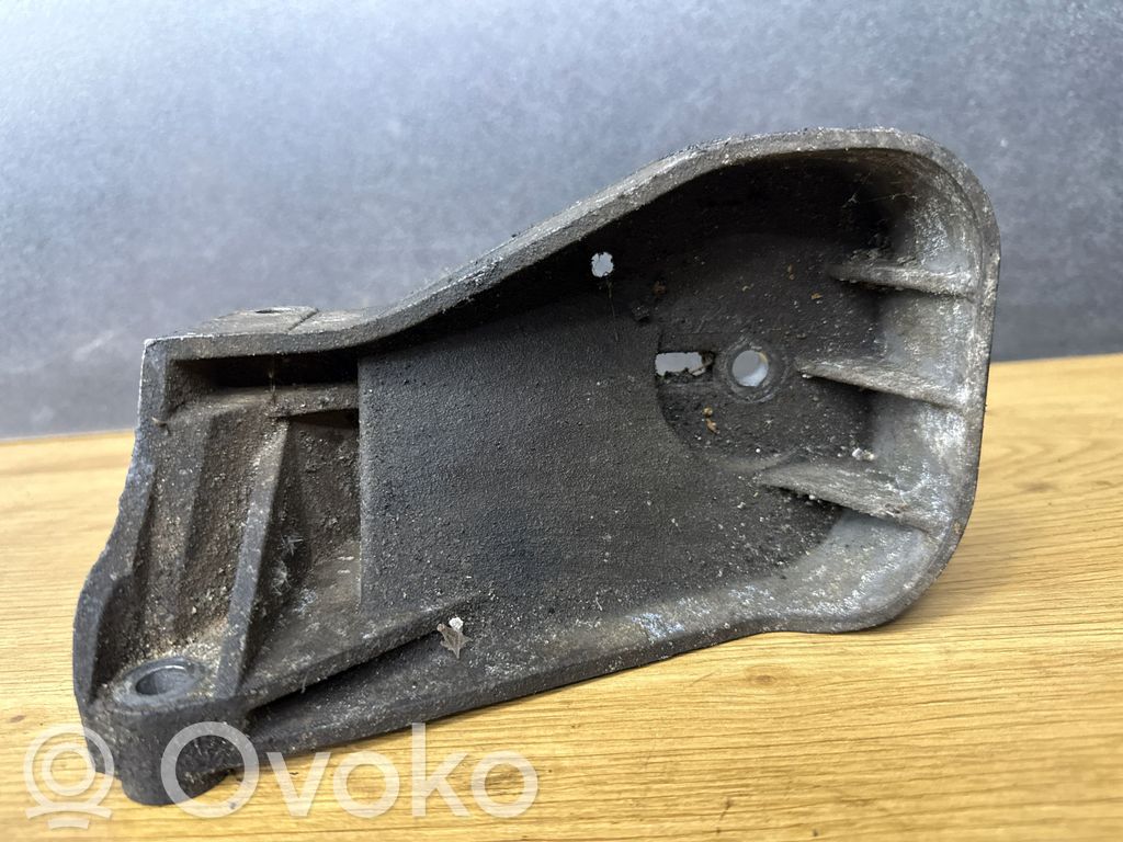 Engine mounting bracket   9209958
