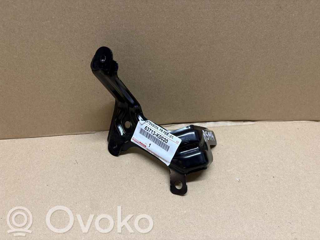 Toyota Yaris XP210 Uchwyt / Mocowanie błotnika przedniego 