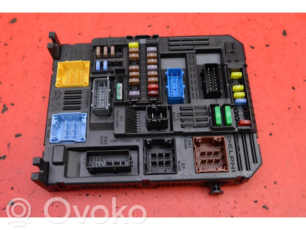 Audi 100 200 5000 C3 Drošinātāju kaste (komplekts) 