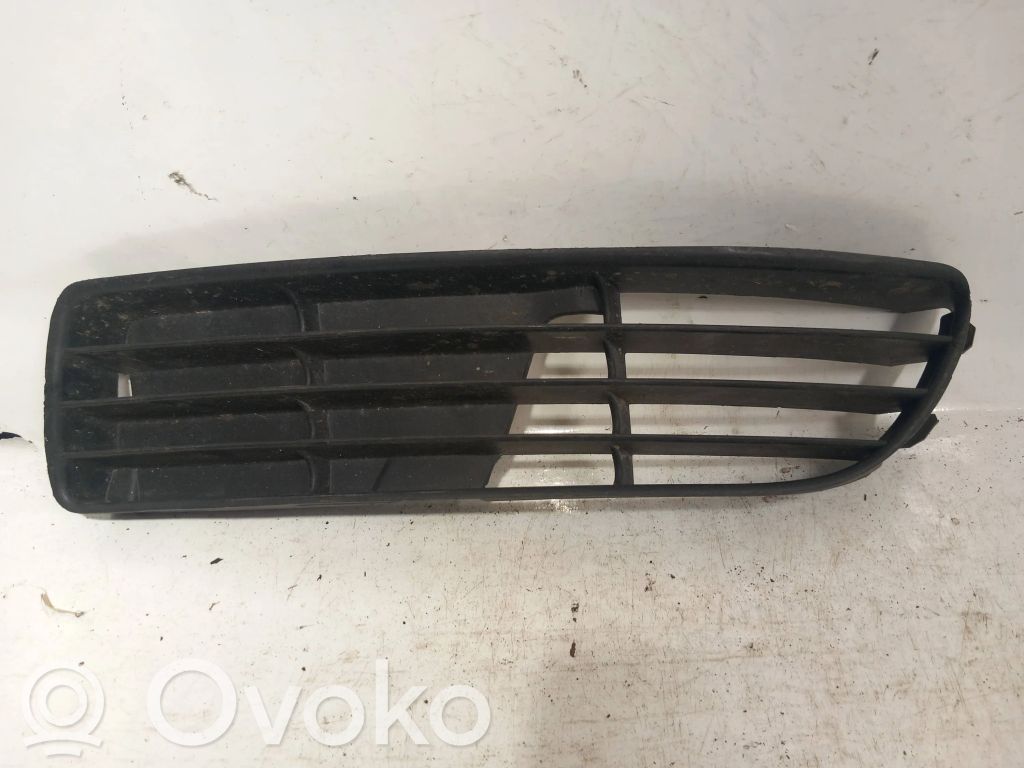 Audi A4 S4 B5 8D Etupuskurin alempi jäähdytinsäleikkö 